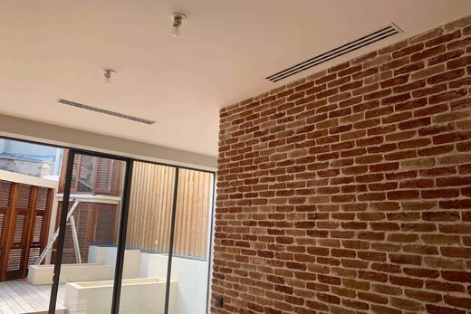 Installer une climatisation gainable toshiba dans le salon de votre maison à Leognan
