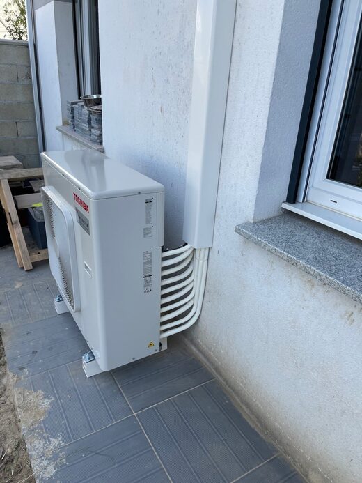 Installation&#x20;d&#x2019;une&#x20;pompe&#x20;&#x00E0;&#x20;chaleur&#x20;multi&#x20;split&#x20;Toshiba&#x20;dans&#x20;la&#x20;ville&#x20;de&#x20;Pessac