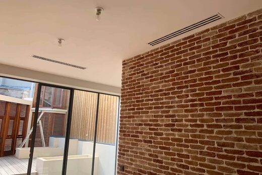 Vente et pose d&#8217;une climatisation gainable Toshiba dans une maison neuve à Talence.
