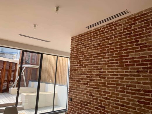Vente&#x20;et&#x20;pose&#x20;d&amp;&#x23;8217&#x3B;une&#x20;climatisation&#x20;gainable&#x20;Toshiba&#x20;dans&#x20;une&#x20;maison&#x20;neuve&#x20;&#x00E0;&#x20;Talence.
